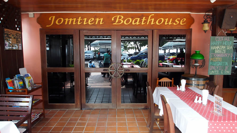 Jomtien Boathouse Hotel on the beach in Pattaya