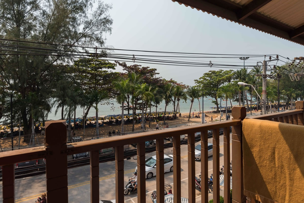 Jomtien Boathouse Hotel on the beach in Pattaya